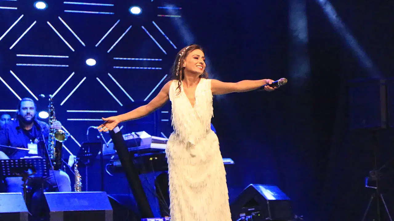 Duygu Dolu An: Yıldız Tilbe 59. Yaşını Sahnede Kutladı