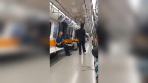 Tavşan Kostümlü ve Oyuncak Tüfekli Genç