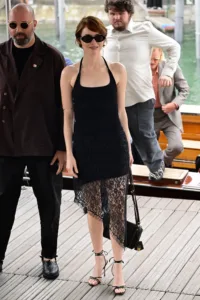 Emma Stone'un Kırmızı Halıdaki Lingerie-Inspired Stili