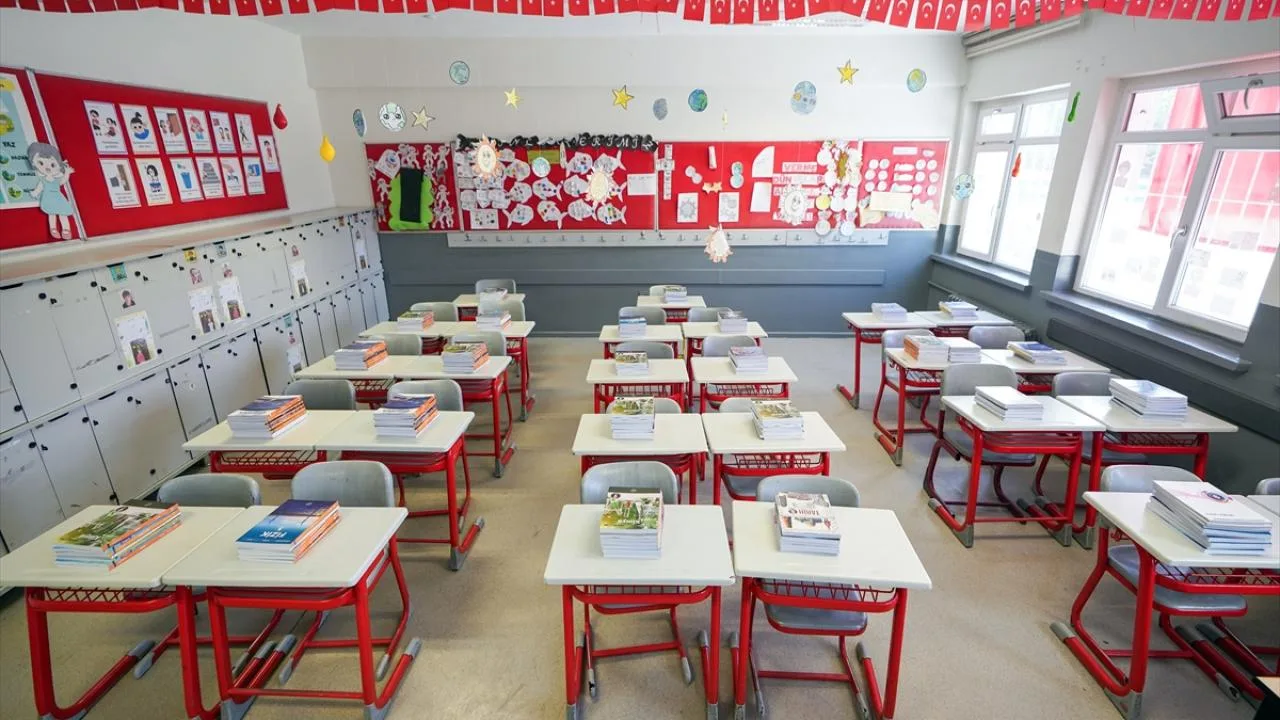 Ücretsiz Ders Kitapları Sıralardaki Yerini Aldı