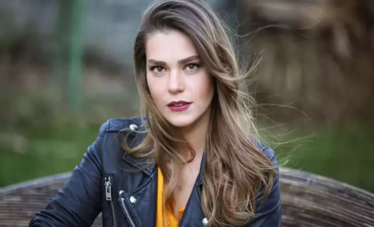 Aslı Enver “Ayna” Dizisinde Serra Karakteriyle Geri Dönüyor