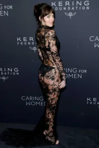 Dakota Johnson’ın Dantel Elbisesi