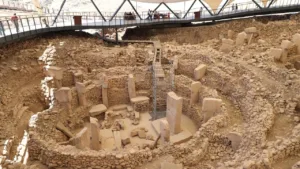 Göbeklitepe’de Yeni Keşif Duvara Monte Edilmiş İnsan Heykeli