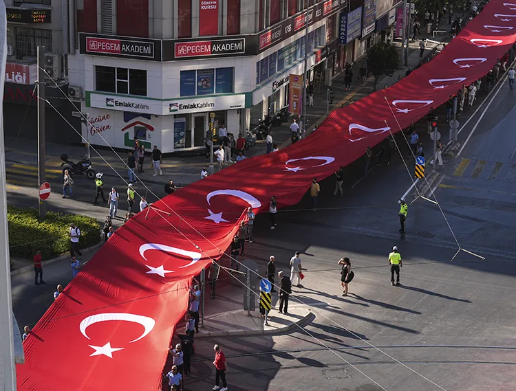 İzmir 103. Kurtuluş Yıldönümünde Sokakları Bayraklar Kapladı