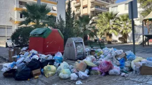 İzmir Karşıyaka'da Çöpler Birikiyor
