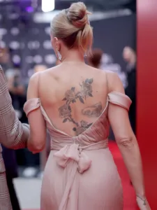 Scarlett Johansson TIFF’de Sırt Dövmesini Gösterdi