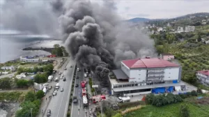 Trabzon’da Alışveriş Merkezinde Yangın: Ekipler Müdahalede