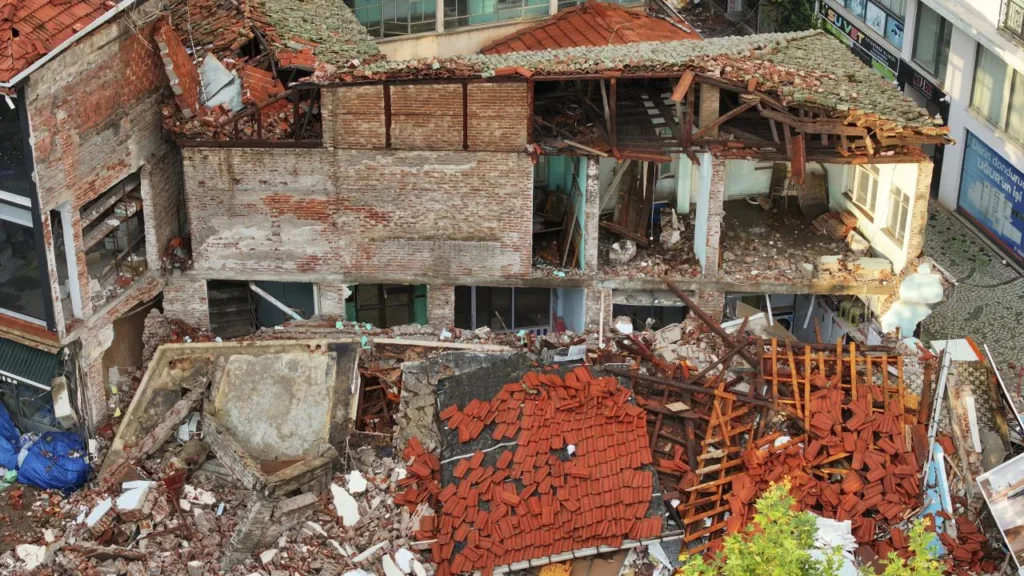 330 Artçı Korkuttu