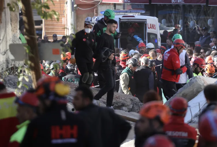 Kocaeli’de 7 Katlı Bina Çöktü