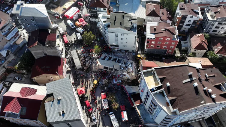 Kocaeli’de 7 Katlı Bina Çöktü