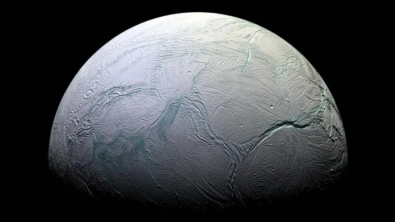 Satürn'ün parlayan uydusu Enceladus