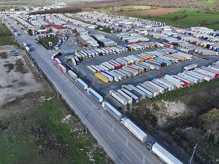 Yunan Çiftçi Eylemleri Sınırda TIR Trafiğini Durdurdu