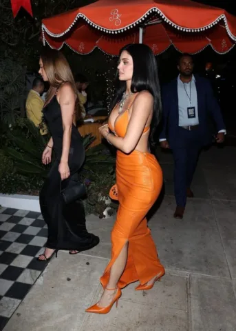 Kylie Jenner Chrome Hearts Elbisesiyle Nefes Kesti