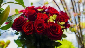 Çiçekçilerde 14 Şubat Mesaisi: Kırmızı Güller Görücüye Çıktı