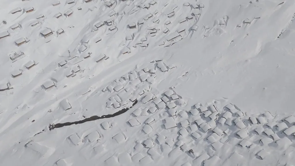 Rize'de Kar Esareti: Yayla Evleri Kar Altında Kayboldu