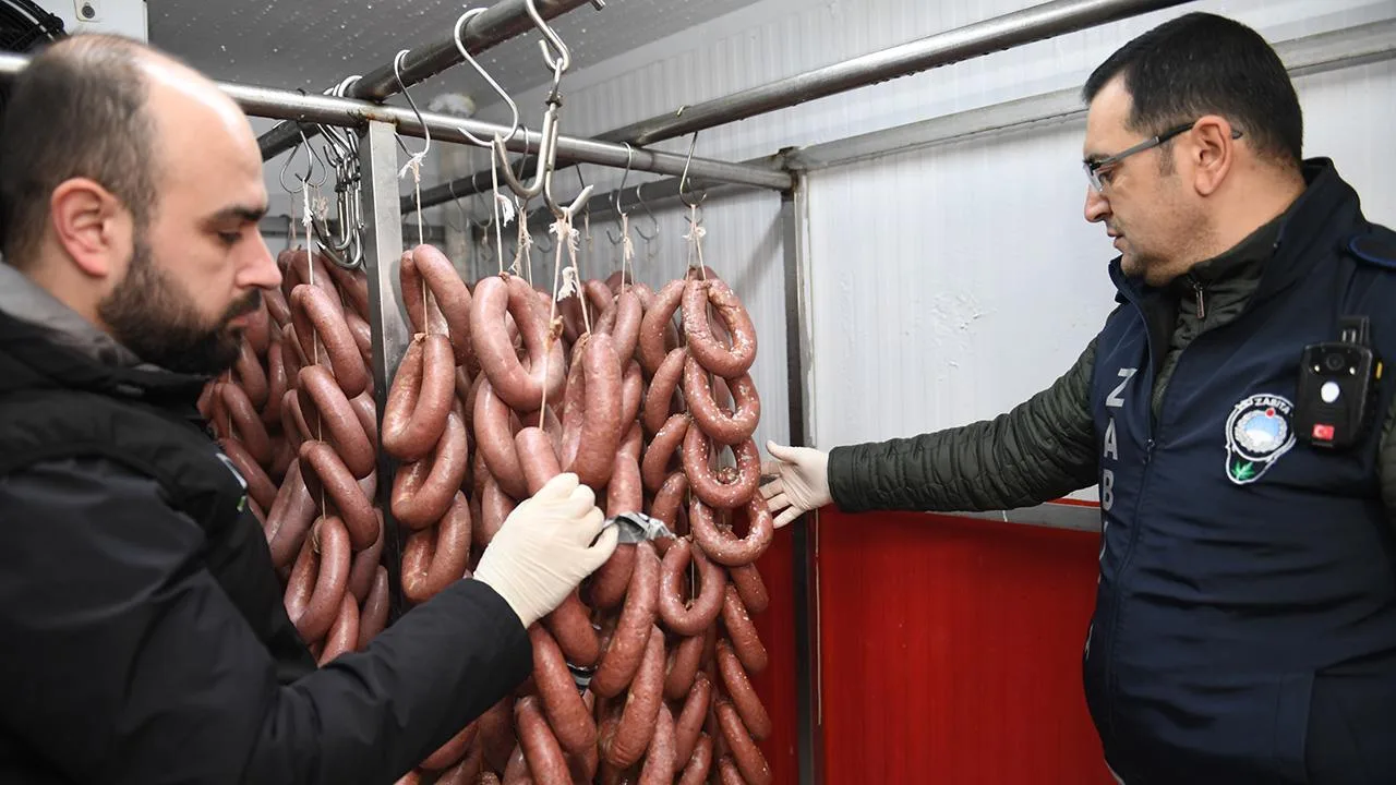 700 Kilo Bozuk Sucuk Ele Geçirildi