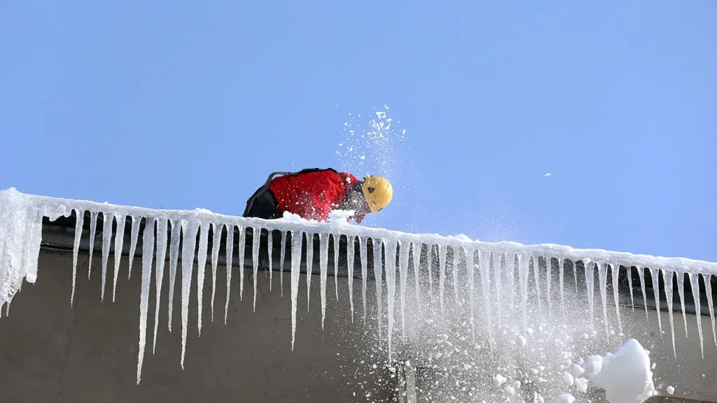 Çatılarda Buz Timi Mesaisi