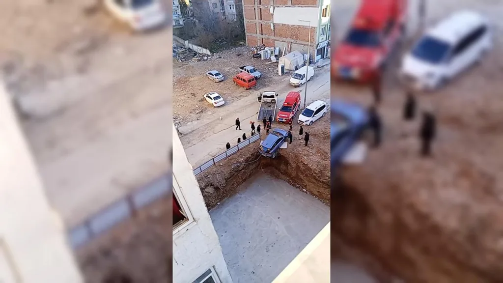 Otomobil Temelde Asılı Kaldı