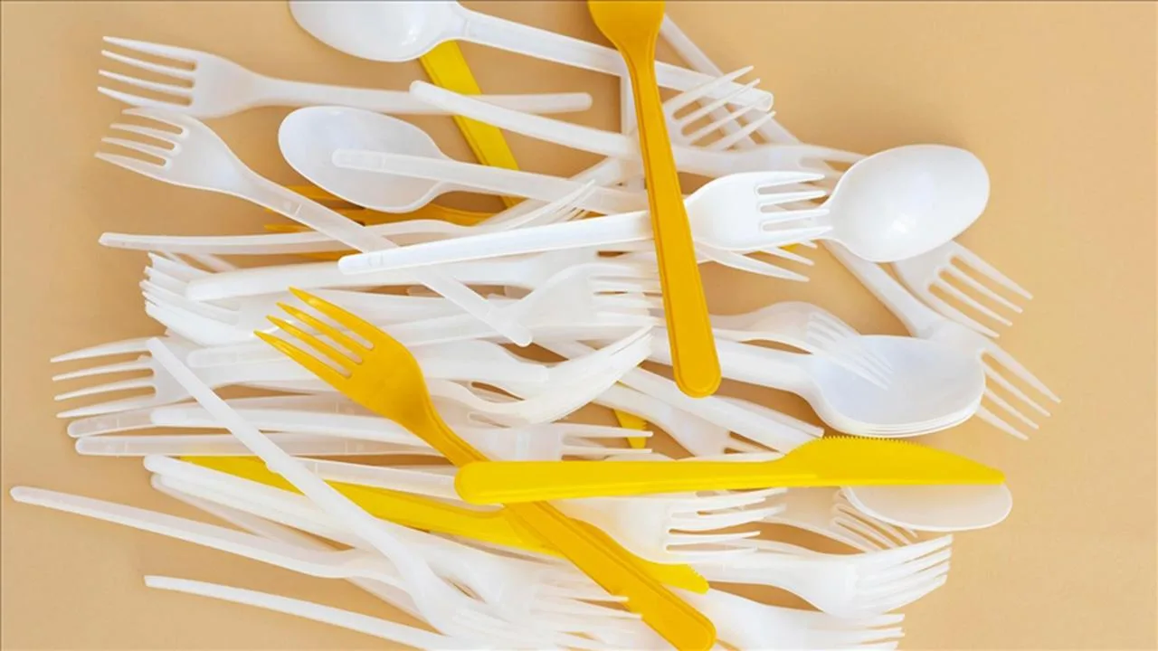 Plastik Çatal, Tabak ve Pipetlere Büyük Yasak Geliyor