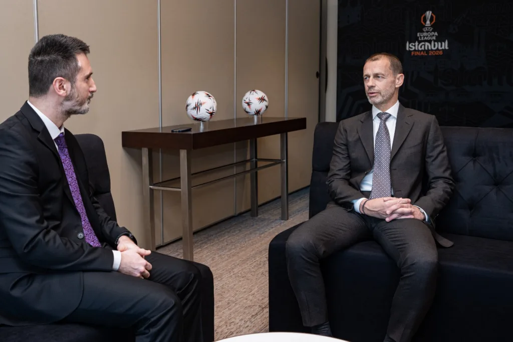 UEFA Başkanı Aleksander Ceferin (sağda), Anadolu Ajansı (AA) Spor Haberleri Direktörü Cuma Kaan Elbir'e (solda) açıklamalarda bulundu.