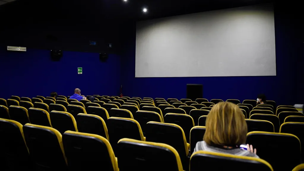 Sinema Seyircisi Düştü, Tiyatro Yükselişte