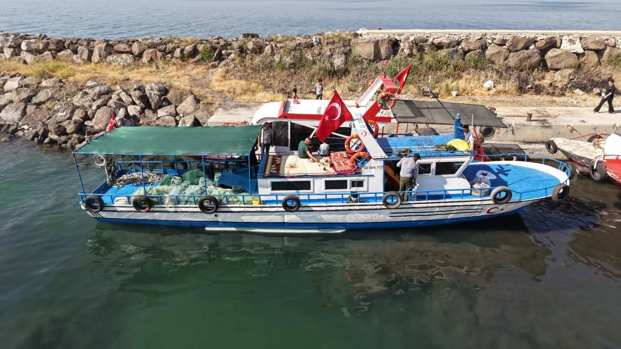 Van Gölü’nde İnci Kefali Av Sezonu Başladı