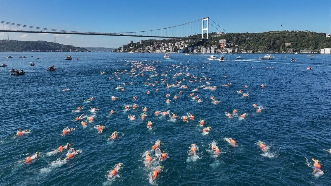 İstanbul Boğazı’nda Mavi Yarış