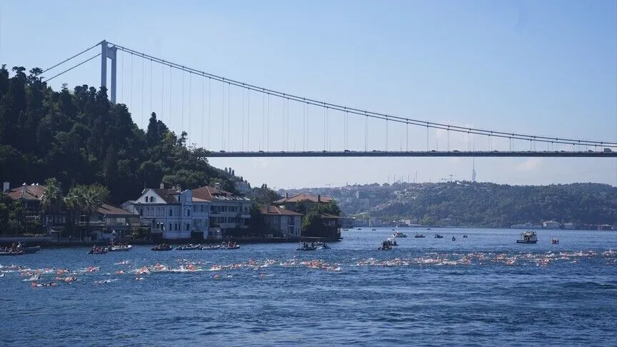 İstanbul Boğazı’nda Mavi Yarış