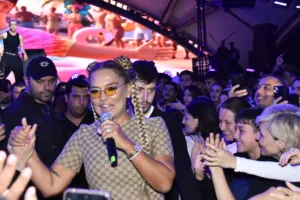 Demet Akalın’dan 30. Yıla Özel Klip Bombası