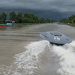 Nehirde Süzülen UFO Tekne