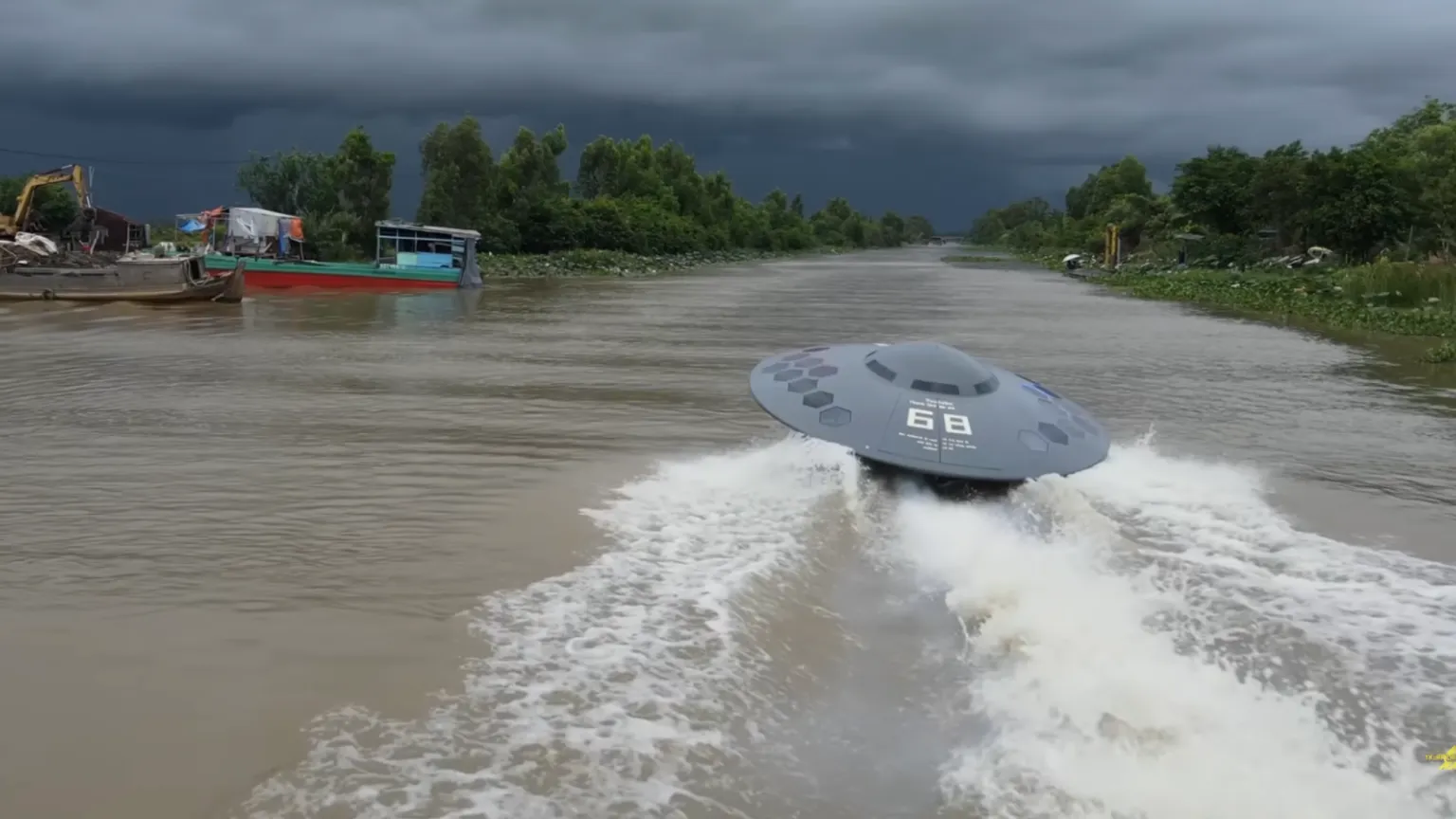Nehirde Süzülen UFO Tekne