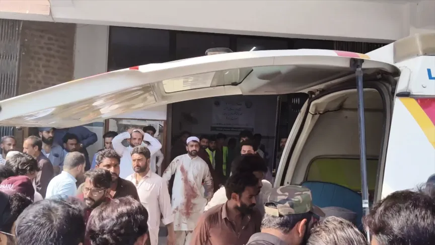 Pakistan'da Cami Yakınında Şiddetli Patlama