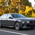 Yenilenen BMW i7’nin önden çapraz görünümü