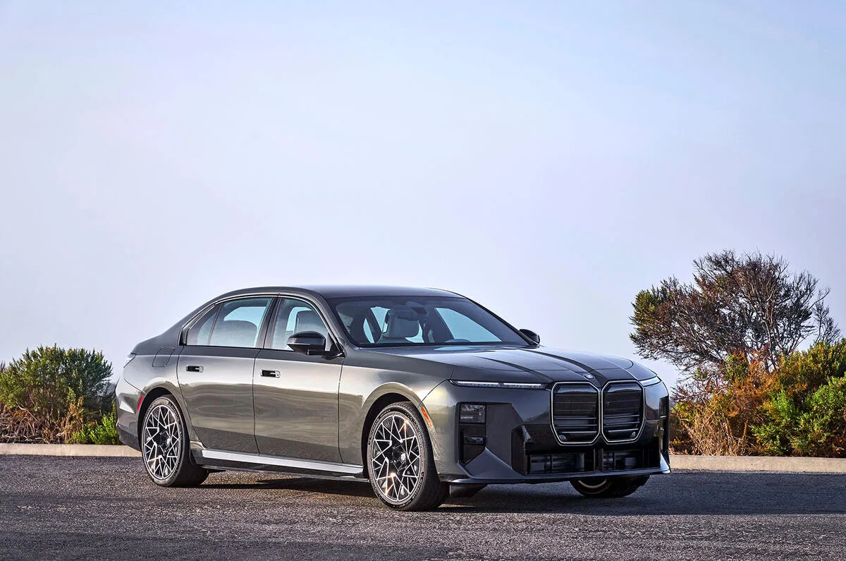 BMW i7’nin Panoramic iDrive ve ön yolcu ekranlı kokpiti