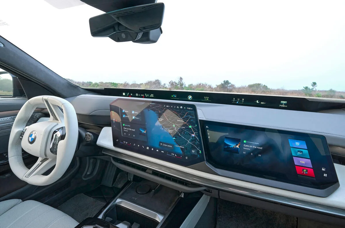 BMW i7’nin arka koltukları ve yolcu yaşam alanı