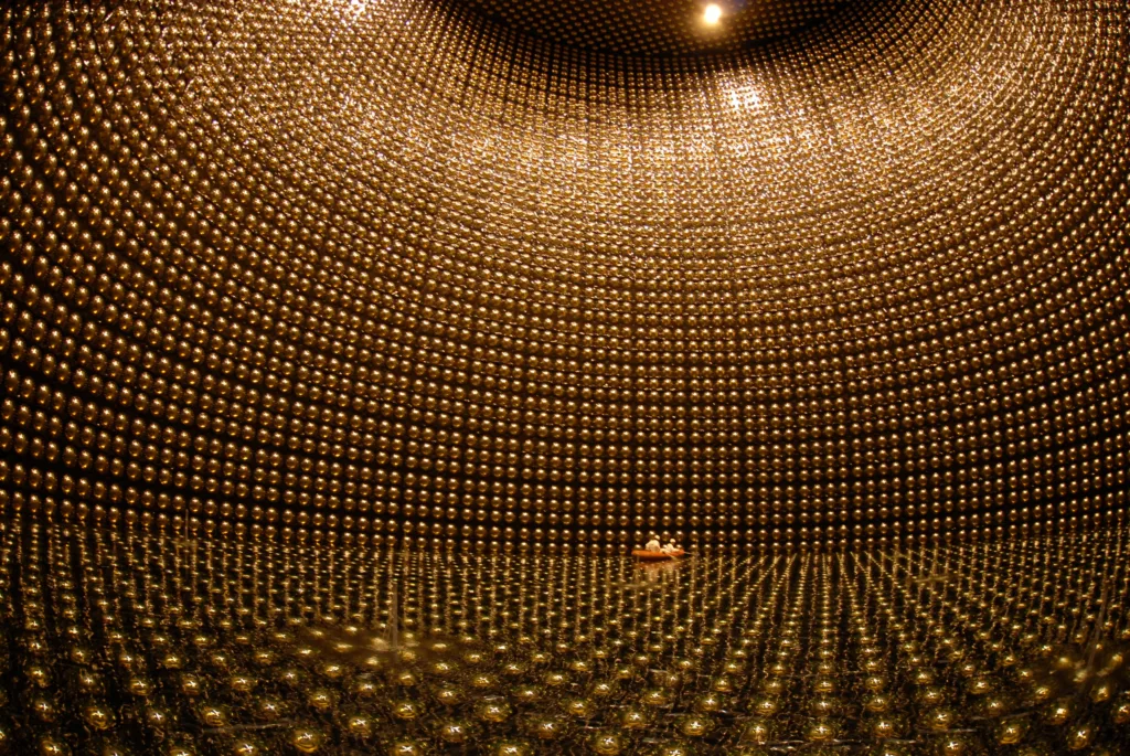 Devasa yer altı nötrino detektörleri. Kaynak: Kamioka Observatory/ICRR/Univers / via REUTERS