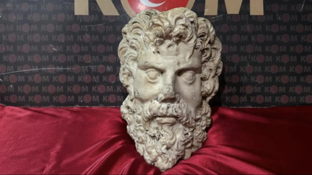 İzmir’de 2 Bin Yıllık Zeus Heykel Başı Ele Geçirildi İzmir’de 2 Bin Yıllık Zeus Heykel Başı Ele Geçirildi