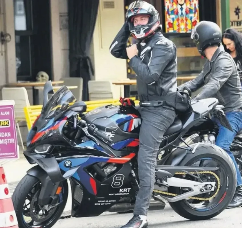 Kıvanç Tatlıtuğ’un 4 Milyonluk Motosikleti Gündemde
