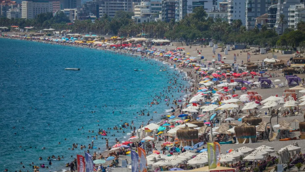 Antalya kıyısında plaj ve turizm tesisleri