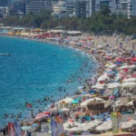 Antalya kıyısında plaj ve turizm tesisleri