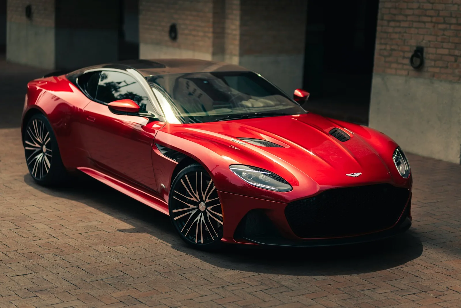 Aston Martin Elektriğe Fren Bastı