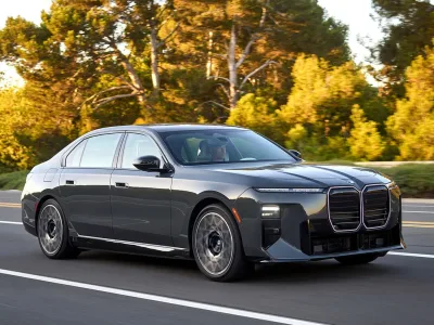 Yenilenen BMW i7’nin önden çapraz görünümü