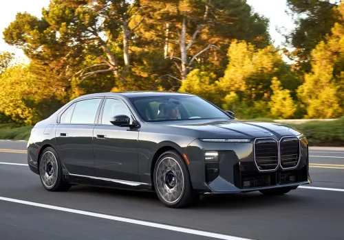 Yenilenen BMW i7’nin önden çapraz görünümü