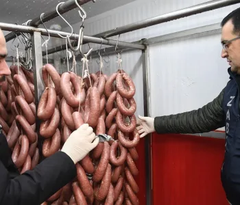 700 Kilo Bozuk Sucuk Ele Geçirildi