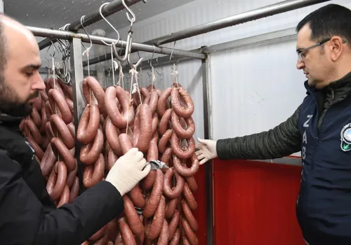 700 Kilo Bozuk Sucuk Ele Geçirildi
