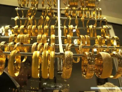 Üzerinde 999,9 saflık ibaresi bulunan altın külçeler