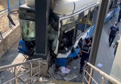 Ankara'da belediye otobüsünün karıştığı zincirleme kazada 20 kişi yaralandı