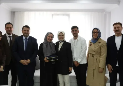 Bakan Göktaş'tan Evlilik Kredisi Alan Çifte Anlamlı Ziyaret