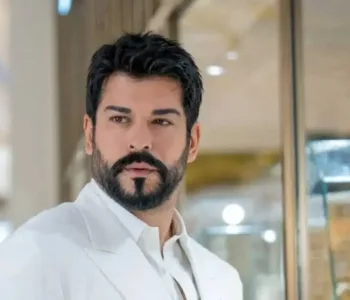 Burak Özçivit Tiyatro Sahnesinde