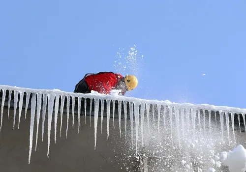 Çatılarda Buz Timi Mesaisi